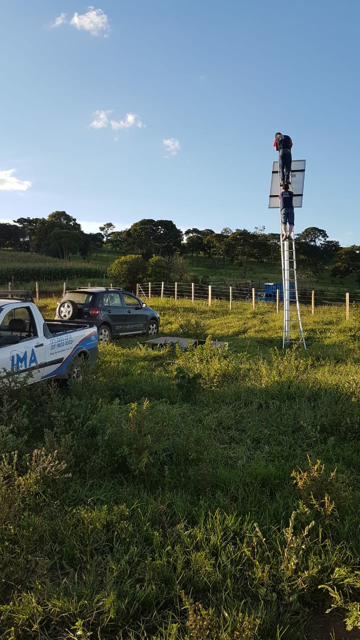 Equipe da Elétrica IMA instalando painel solar em campo
